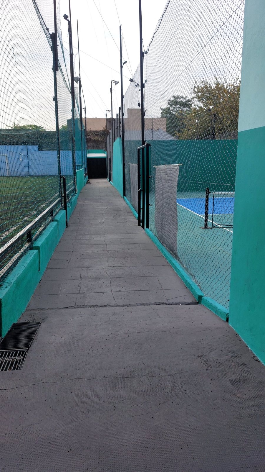 Pasillo entre la cancha de fútbol y la de pickleball