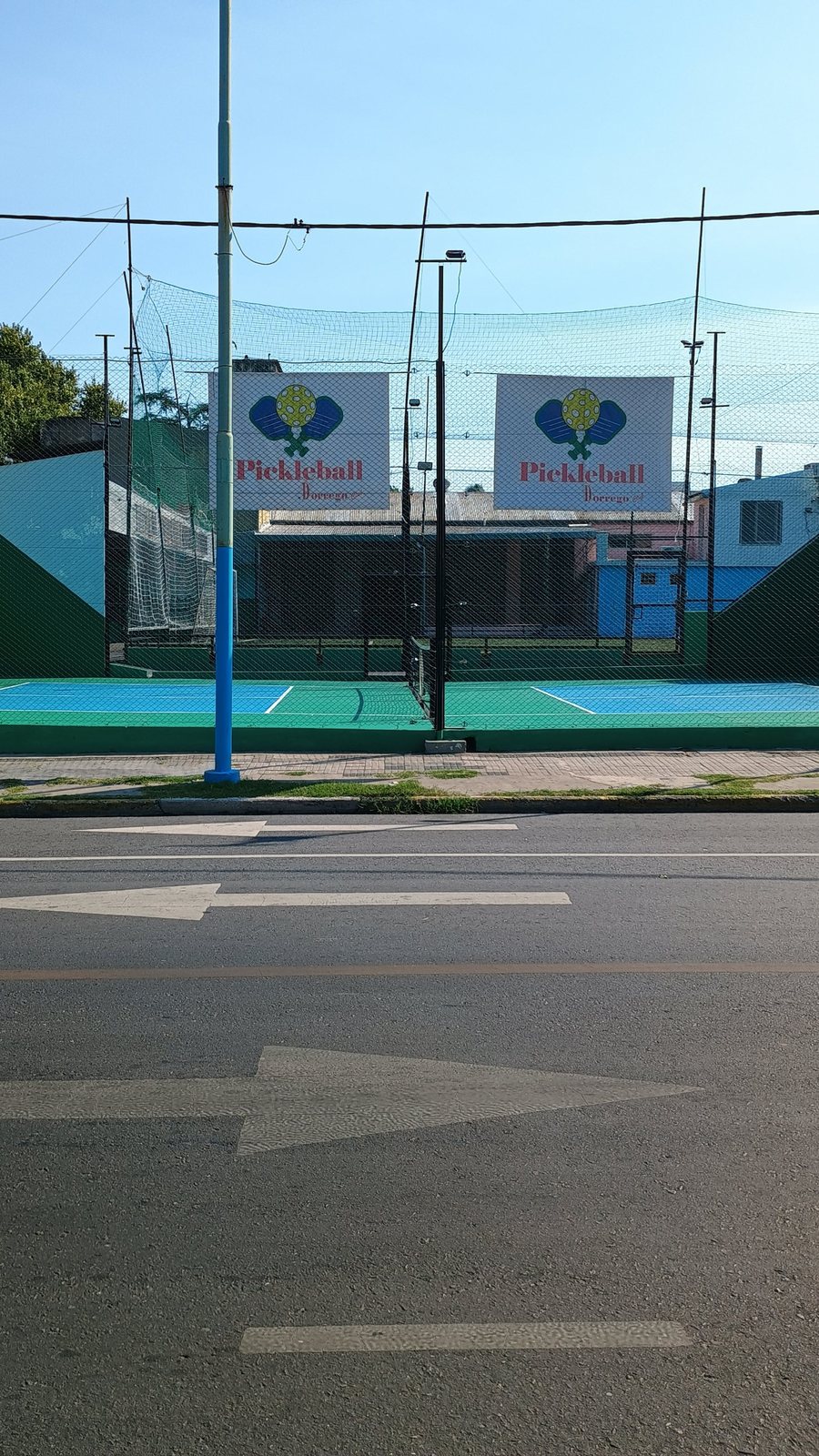 Canchas de pickleball vistas desde la calle