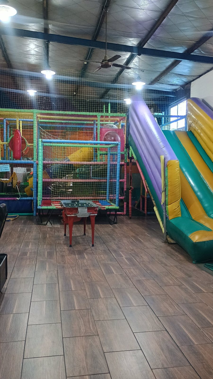 Juegos infantiles del salón de eventos
