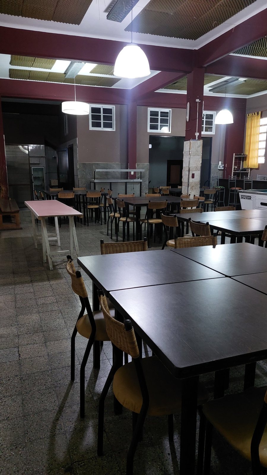 Salón con mesas