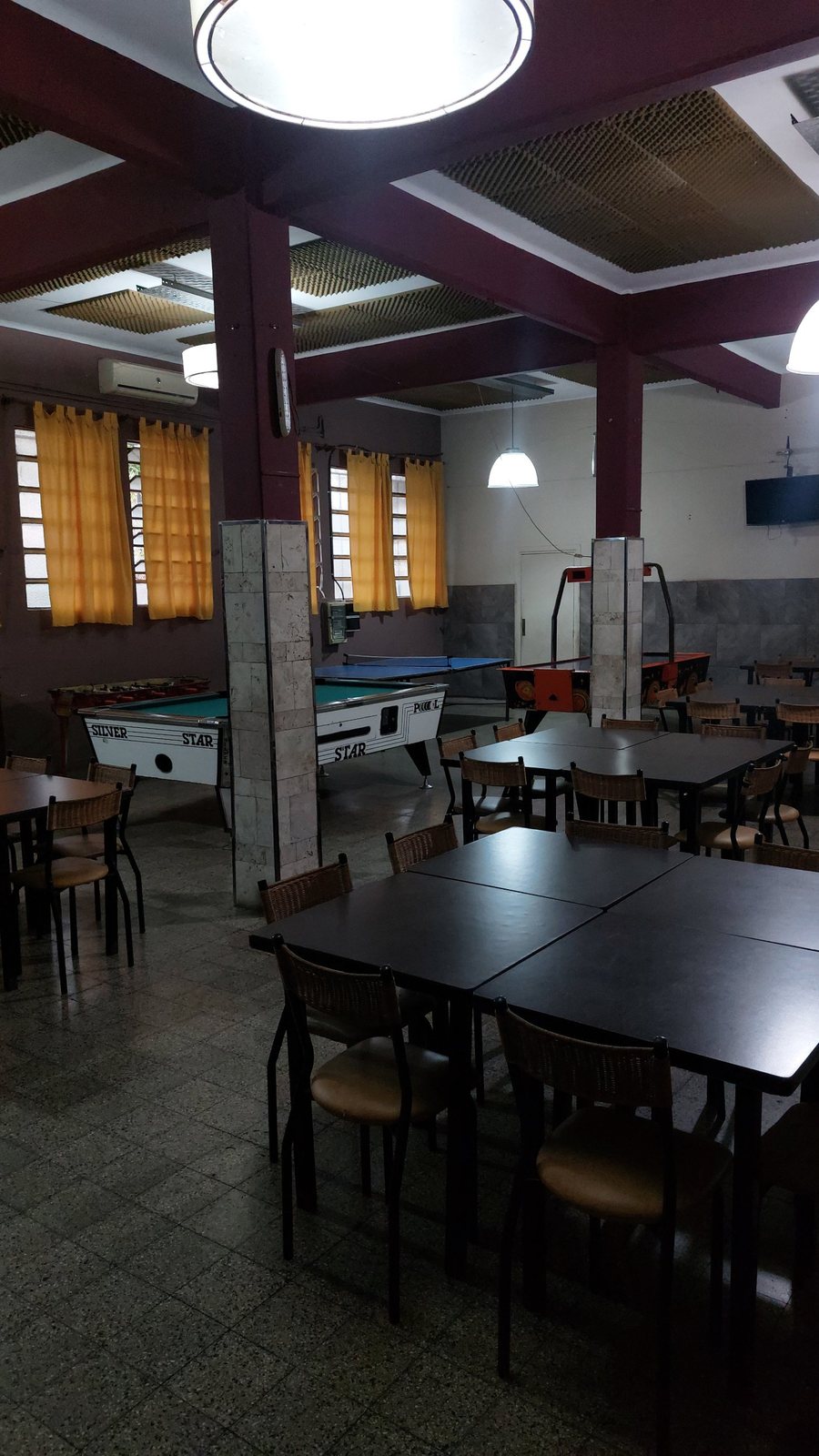 Salón con pool, metegol y mesas